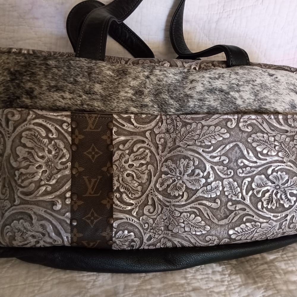 KEEP IT GYPSY "BERTHA" Elegant Silver and Black Patterned Duffle Bag NWOT - Picture 3 of 15